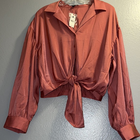 (L) EXPRESS Satin Tie Front Cropped Shirt - Picture 4 of 11